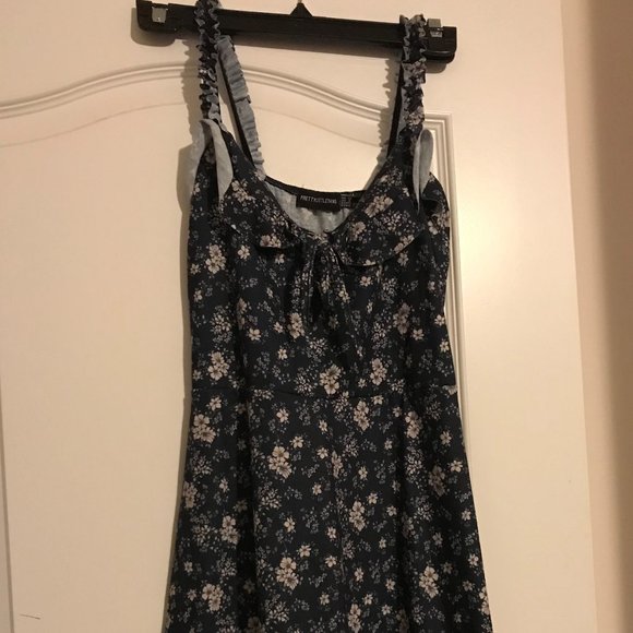 PRETTY LITTLE THINGS FLOWERLY DRESS - Picture 1 of 3